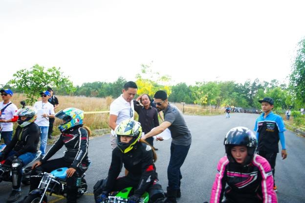 
Các nữ biker tham gia cuộc thi tranh tài vui nhộn xe 50cc. Diễn viên Johnny Trí Nguyễn làm giám khảo của cuộc thi này để chọn ra nữ biker xuất sắc nhất. Kết thúc cuộc thi, biker Nguyễn Thị Thanh Thủy đã giành giải nhất ở hạng mục thi của nữ. Ở hạng mục thi của nam, biker Nguyễn Ngọc Hồ (CLB Moto Miền Đông) đã giành giải nhất; biker Nguyễn Văn Liên (CLB Moto TYPHOON) đã giành giải nhì và anh Vương Cao Hải Lâm (CLB Sai Gon Stuns) đã giành giải ba.
