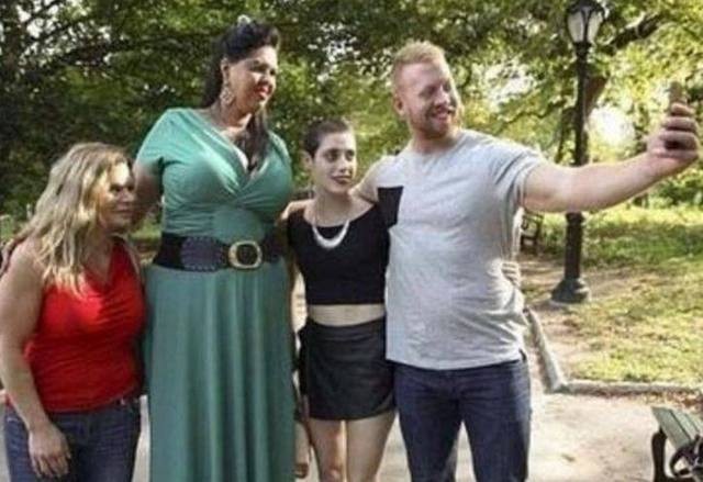 “Lấy thịt đè người”, cô gái trẻ kiếm được 220 triệu/ngày - 3 Cô sở hữu chiều cao 2,03m và cân nặng 90kg.
