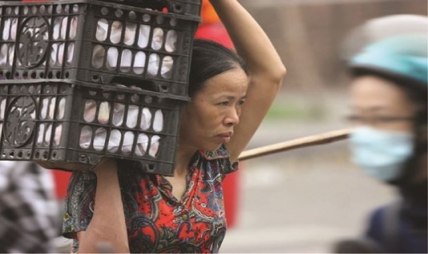 Giữ mẹ, giữ chị ở lại với xóm làng - 1
Ly hương ra thành phố kiếm sống xa gia đình là kế mưu sinh bất đắc dĩ của phụ nữ nông thôn khi họ không có nghề nghiệp tại quê hương (Ảnh minh họa)