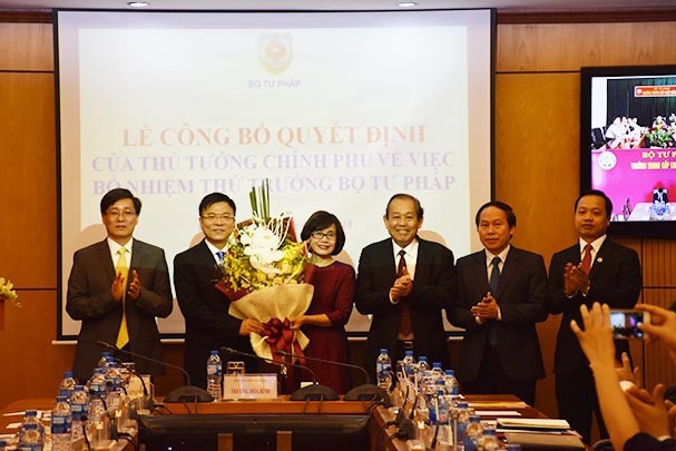 Phó Thủ tướng Trương Hoà Bình, Bộ trưởng Lê Thành Long cùng lãnh đạo Bộ Tư pháp chúc mừng Tân Thứ trưởng Đặng Hoàng Oanh.