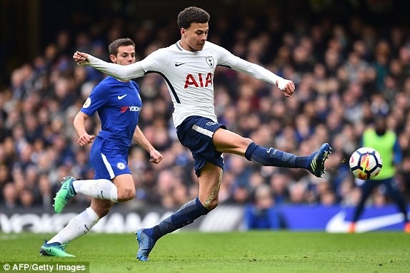 Bốn phút đen tối, Chelsea bị Tottenham cho quả đắng - 2
Alli (phải) trừng phạt hàng thủ chệch choạc của Chelsea