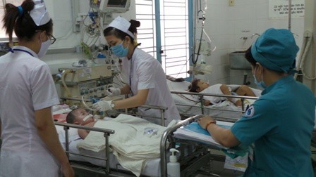 Bệnh tay chân miệng ở trẻ em vào mùa - 1 Tay chân miệng là bệnh truyền nhiễm nguy hiểm, phụ huynh nên chủ động bảo vệ con em mình