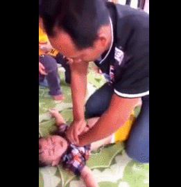 Clip “cha chiến đấu ngoan cường với thần chết để cứu sống con” khiến dân mạng cảm động - 1 Người cha vẫn cố gắng hô hấp tim cho con dù mọi người xung quanh đã gần như tuyệt vọng