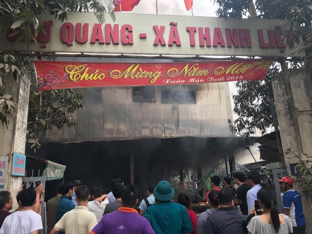 Công an điều tra nguyên nhân vụ cháy khu chợ 2 tầng ở Hà Nội - 1
Đám cháy lớn xảy ra tại chợ Quang chiều ngày 31/3 khiến nhiều tiểu thương trắng tay.