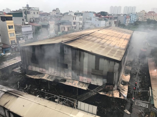 Công an điều tra nguyên nhân vụ cháy khu chợ 2 tầng ở Hà Nội - 2 Khung cảnh hoang tàn đổ nát tại chợ Quang.