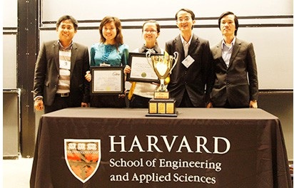 
Sinh viên ĐH Duy Tân đoạt Cup Vô địch Cuộc thi CDIO Academy năm 2013 tại Học viện MIT và Đại học Harvard, Mỹ.

