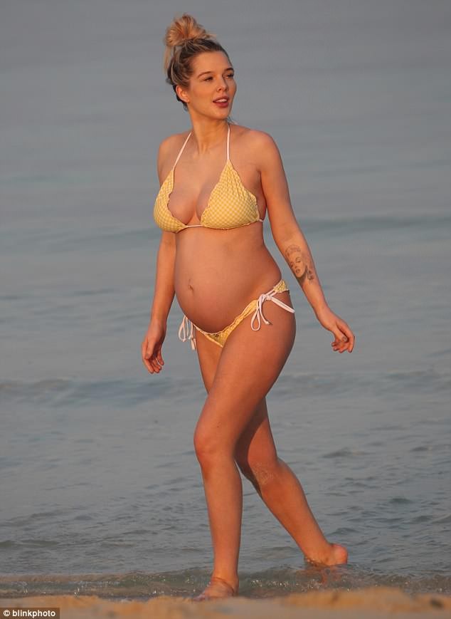 Helen Flanagan bầu bí vẫn xinh đẹp - 1
Helen Flanagan bế bụng bầu thư giãn trên bãi biển Dubai ngày 1/4 vừa qua