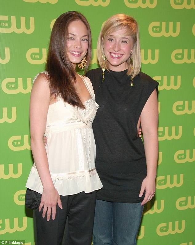 Sao “Smallville” bị nghi là tú bà trong giáo phái biến phụ nữ thành nô lệ tình dục - 2
Allison Mack (phải) được người đồng nghiệp - Kristin Kreuk giới thiệu vào giáo phái NXIVM nhưng Kristen đã rời khỏi giáo phái này từ năm 2012.