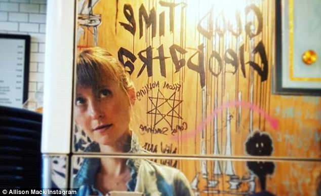 Sao “Smallville” bị nghi là tú bà trong giáo phái biến phụ nữ thành nô lệ tình dục - 6
Allison Mack khoe ảnh chụp tại một quán cafe ở Mexico hồi đầu tháng 3/2018.