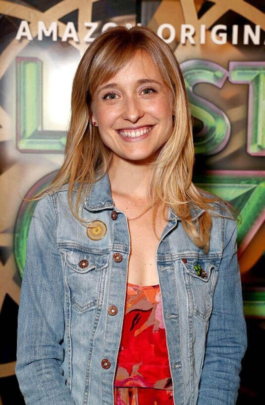 Sao “Smallville” bị nghi là tú bà trong giáo phái biến phụ nữ thành nô lệ tình dục - 1
Nữ diễn viên Allison Mack được cho là nhân vật chủ chốt trong một giáo phái biến phụ nữ thành nô lệ tình dục - NXIVM hiện đang bị FBI điều tra.