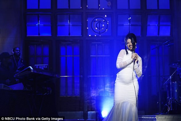 Album đầu tay của Cardi B thắng lớn - 5
Cardi B xuất hiện trong nhiều sự kiện lớn nhỏ gần đây và nhận cát sê lên tới hàng trăm nghìn đô la Mỹ cho 1 buổi diễn