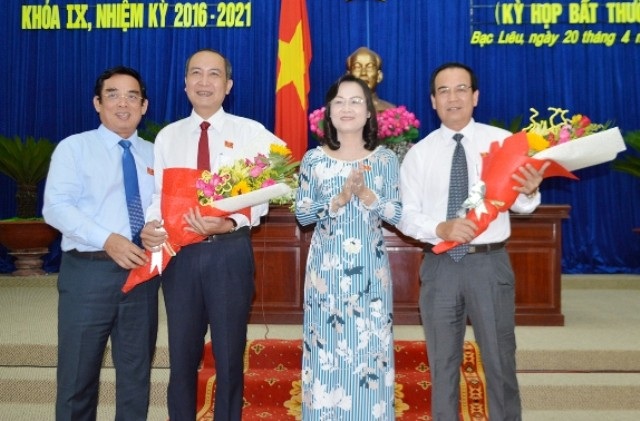 Trưởng Ban Tổ chức Tỉnh ủy làm Phó Chủ tịch HĐND tỉnh Bạc Liêu - 2 Ông Lê Thanh Hùng- Phó Chủ tịch HĐND tỉnh (bìa phải) được điều động làm Trưởng Ban Tổ chức Tinh ủy Bạc Liêu. Ông Phan Như Nguyện- Phó Chủ tịch UBND tỉnh (thứ 2 từ trái qua) được điều động làm Bí thư Thành ủy TP Bạc Liêu. (Ảnh: CTV)