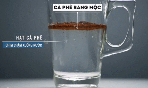 Tuyệt chiêu phân biệt cà phê thật và cà phê chứa tạp chất chỉ bằng 2 ly nước - 2 Cà phê mộc lâu tan có độ bông, tơi, xốp. Ảnh minh họa