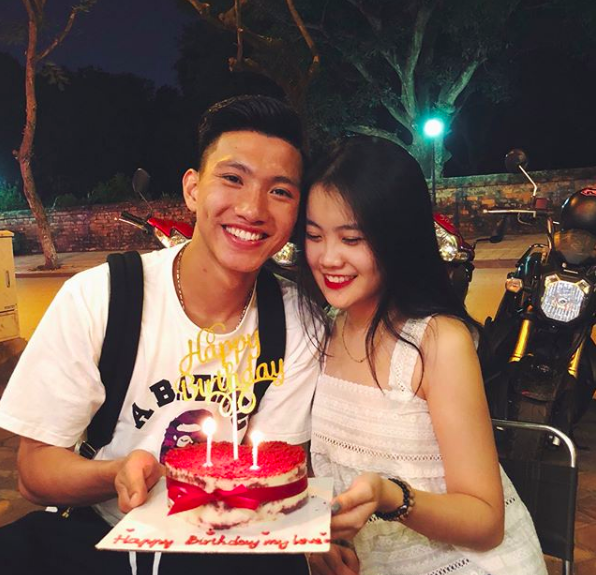 Fan nữ “vỡ mộng” khi em út U23 Việt Nam Đoàn Văn Hậu tình tứ bên bạn gái - 2 Đoàn Văn Hậu công khai hình ảnh tình tứ cùng bạn gái tin đồn