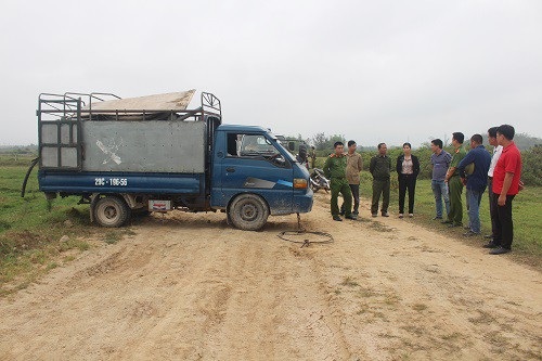 Bắt quả tang hai đối tượng đổ trộm chất thải lỏng ra môi trường - 1 Cơ quan chức năng bắt quả tang 2 đối tượng đang xả trộm chất thải lỏng ra môi trường (ảnh QTV)