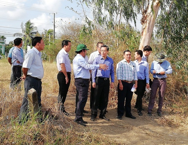 Bí thư Tỉnh ủy "vi hành" khảo sát điểm xây bến xe vào chùa có tượng Phật Quan Âm cao nhất ĐBSCL - 1 Bí thư Tỉnh ủy Bạc Liêu Nguyễn Quang Dương (ao xanh đậm) cùng khảo sát điểm xây dựng bến xe chùa Hưng Thiện.