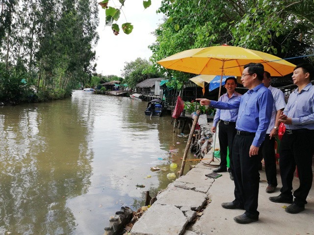 Bí thư Tỉnh ủy "vi hành" khảo sát điểm xây bến xe vào chùa có tượng Phật Quan Âm cao nhất ĐBSCL - 3 Bí thư Tỉnh ủy khảo sát khu vực đường thủy vào chùa Hưng Thiện.
