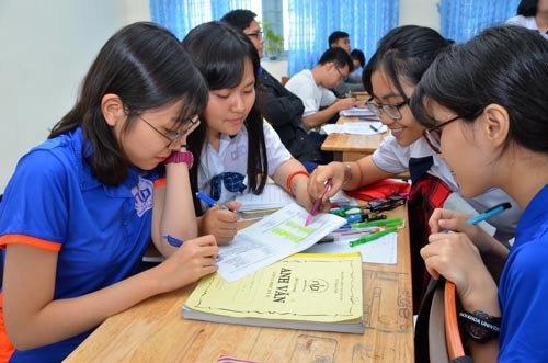 Học sinh Trường THPT Nguyễn Du (TP HCM) ôn tập cho kỳ thi THPT quốc gia 2018. (Ảnh: Tấn Thạnh)