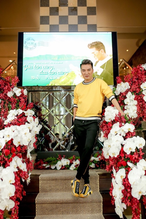 Mr. Đàm ra mắt album mới Yêu tận cùng, đau tận cùng - 2 Kích thước khổng lồ của TV Samsung QLED đã đưa MV Yêu tận cùng, đau tận cùng vượt khỏi giới hạn của một MV ca nhạc để tiến gần hơn đến ngôn ngữ điện ảnh, điều vốn tưởng như không thể hiện nay.