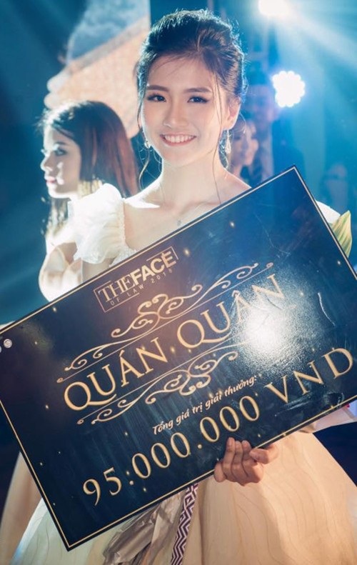 Nhan sắc của Hoa khôi "Gương mặt thương hiệu" ĐH Luật 2018 - 1
“The Face of Law” là cuộc thi tổ chức cho tất cả học sinh - sinh viên trong độ tuổi từ 16 đến 24. Kiều Anh may mắn trở thành người đoạt giải cao nhất nhờ sở hữu vẻ đẹp thân thiện, dễ mến và sự tự tin khi đứng trước đám đông.