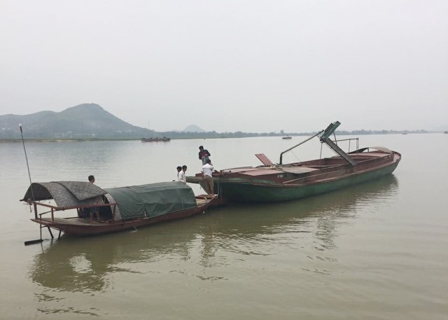 Khó xử lý tàu hút cát trái phép vì... không biết tàu hút cát ở đâu? - 2 Phương tiện vi phạm rời khỏi hiện trường và được một phương tiện khác đẩy phía sau đuôi, chạy về địa phận tỉnh Hà Tĩnh (ảnh đoàn kiểm tra cung cấp)