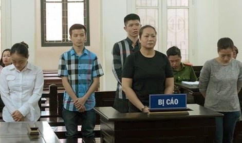 Hai cựu nhân viên Bệnh viện Xanh-pôn hầu tòa vì làm giả giấy tờ - 1 Các bị cáo tại phiên xử sơ thẩm ngày 20/4.