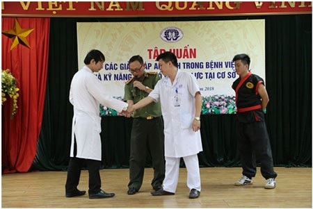 Bệnh viện mời công an, võ sư dạy "chiêu" kỹ năng tự vệ cho nhân viên y tế - 1 Trung tá công an hướng dẫn một số kỹ năng tự vệ trong tình huống nguy hiểm cho nhân viên y tế.