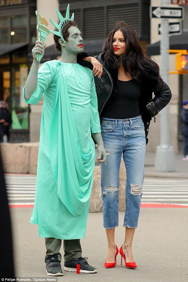 Adriana Lima: U40 vẫn cực quyến rũ - 9
Chân dài người Brazil diễn xuất cuốn hút và rất tự nhiên.