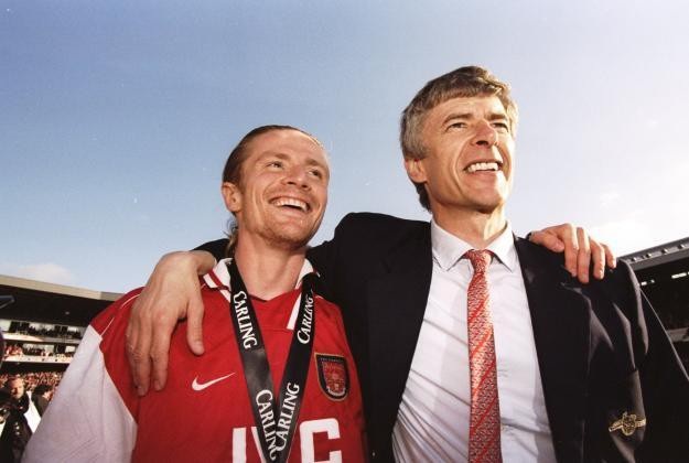 6 khoảnh khắc hạnh phúc nhất của Wenger tại Arsenal - 1
1. Lần đầu giành cú đúp Premier League và FA Cup, mùa giải 1997/98: Wenger trở thành huấn luyện viên ngoại đầu tiên có thể giành cú đúp ở Anh chỉ ở mùa giải thứ hai. Trước khi mùa giải kết thúc hai tháng, MU vẫn là ứng viên hàng đầu cho chức vô địch của Premier League, nhưng Arsenal đã có một mạch chín chiến thắng tuyệt vời, trong đó có cả trận thắng ở Old Trafford để san lấp 13 điểm và đăng quang ngôi vô địch với 1 điểm nhiều hơn MU. Đội bóng này cũng đánh bại Newcastle để vô địch FA Cup.