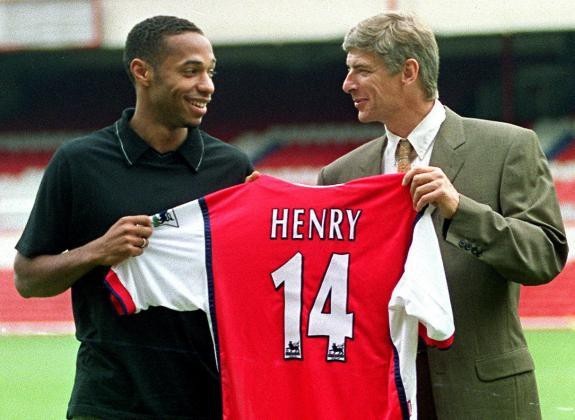 6 khoảnh khắc hạnh phúc nhất của Wenger tại Arsenal - 2
2. Chiêu mộ Thierry Henry năm 1999: Arsenal chỉ chi ra có 11.5 triệu bảng để chiêu mộ Thierry Henry, một con số chỉ nhỉnh hơn nửa số tiền đội bóng này bán Nicolas Anelka cho Real Madrid. Tuy nhiên, giá trị chuyển nhượng không nói nên điều gì, bởi Henry đã thăng hoa rực rỡ trong màu áo Arsenal, anh trở thành chân sút số 1 trong lịch sử Arsenal, một trong những tiền đạo hay nhất của Premier League sau bảy năm gắn bó. Henry đã được CLB Arsenal dựng tượng đồng bên ngoài sân Emirates.
