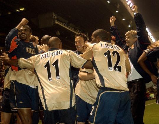 6 khoảnh khắc hạnh phúc nhất của Wenger tại Arsenal - 3
3. Lần thứ hai giành cú đúp vô địch, mùa 2001/02: Trước sự thống trị của MU với ba năm liên tiếp vô địch, Arsenal đã quật khởi ở mùa giải 2001/02. MU đã bám đuổi Arsenal sau khi đội bóng thành London có tháng ba và bốn bứt phá mạnh mẽ. Vào ngày 4/5, Arsenal thắng Chelsea 2-0 để đăng quang tại FA Cup, bốn ngày sau họ làm khách tại Old Trafford trong trận cầu có tính bước ngoặt cho cuộc đua tới ngôi vô địch Premier League. MU cần thắng Arsenal trên sân nhà để tiếp tục nuôi hi vọng cho tới vòng đấu cuối cùng, trong khi Arsenal chỉ cần một trận hòa. Đoàn quân của Wenger còn làm tốt hơn trông đợi khi giành chiến thắng 1-0 với bàn thắng duy nhất của Sylvain Wiltord. Pháo thủ kết thúc mùa giải với 87 điểm, hơn đội nhì bảng MU tám điểm.