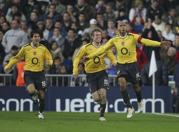 6 khoảnh khắc hạnh phúc nhất của Wenger tại Arsenal - 5
5. Á quân Champions League 2005/06: Arsenal thi đấu không thành công ở đấu trường châu Âu và phải mãi tới mùa giải 2005/06 đội bóng này mới lọt được vào chung kết Champions League. Cho đến nay đây vẫn là thành tích tốt nhất của Arsenal tại sân chơi số 1 châu Âu. Pháo thủ đã loại Real Madrid trên đường tiến tới chung kết, đáng tiếc họ lại thua Barcelona ở trận đấu tại Paris (2-1) và chỉ đoạt vị trí á quân.