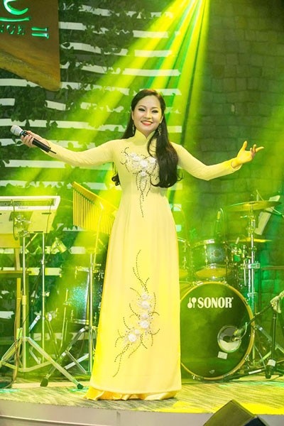 NSƯT Khánh Hòa gây bất ngờ khi hát tình tứ cùng Lê Anh Dũng - 1 NSƯT Khánh Hòa đã cất lên những tình khúc Bolero nổi tiếng như “Đừng nói xa nhau”, “Xin trả lại thời gian”, “Biển tình”, “Không bao giờ quên anh”...