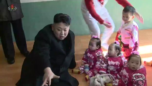 Giải mã chiến lược "nâng cấp" hình ảnh của ông Kim Jong-un - 2
Nhà lãnh đạo Kim Jong-un và các thiếu nhi Triều Tiên (Ảnh: KCTV)