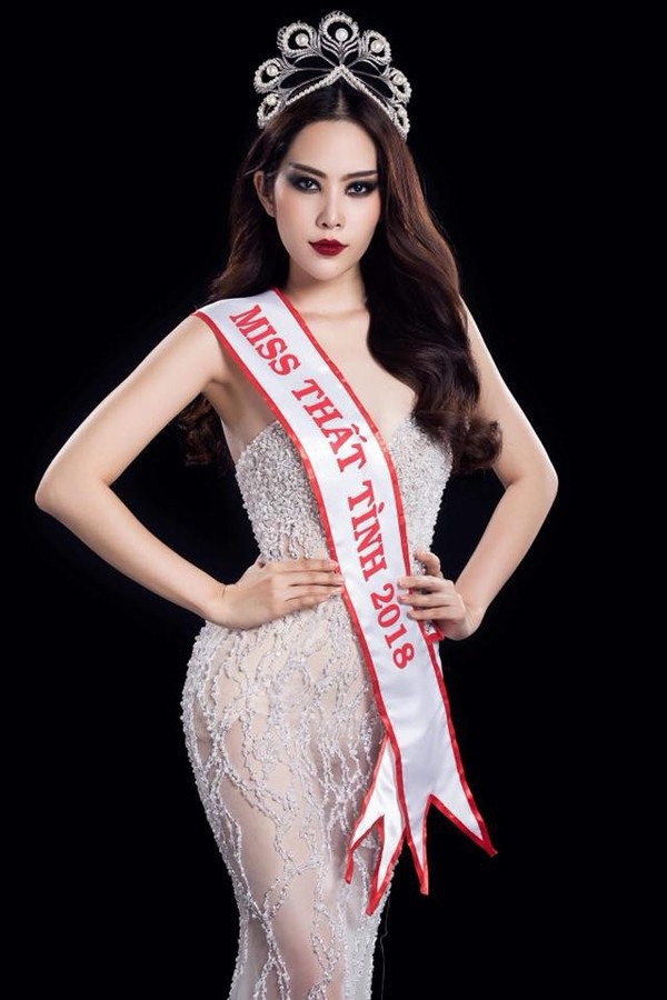 Danh hiệu “Miss Thất tình” của Nam Em và loạt danh xưng “khác người” trong showbiz - 2 Nam Em đeo dải băng (sash) ghi dòng chữ “Miss Thất tình 2018”.