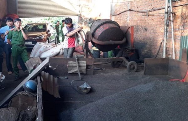 Khó tin: Khúc gỗ sưa cổ 1,5 tỷ đồng, cây lộc vừng mang bầu 7 tỷ đồng - 1
Cà phê vụn và vỏ cà phê được nhuộm đen bằng pin bị phát giác.