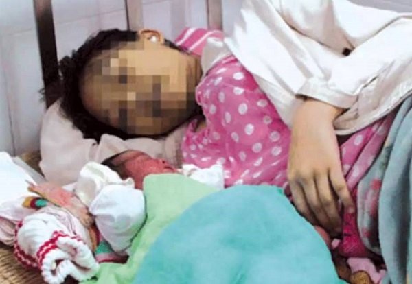 Ly kỳ bé gái 13 tuổi sinh con, 3 người đàn ông vướng lao lý - 2 Bé gái 13 tuổi sinh con khiến 3 người đàn ông và mẹ ruột vướng lao lý (Ảnh minh họa)