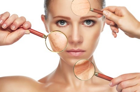 Mỹ phẩm làm trắng - dùng sao cho "chuẩn" - 1 Chuyên gia tư vấn sẽ giúp bạn hiểu rõ làn da và tình trạng da khi soi da.