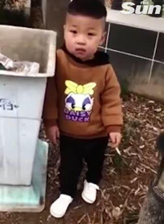 Sốc với cảnh nhóc 3 tuổi phì phèo thuốc lá, bị mẹ nhắc vẫn dửng dưng - 2 Kẹp điếu thuốc trên tay hết sức “sành điệu”