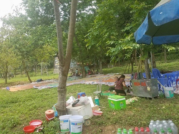Bán đồ ăn vặt, cho thuê chiếu được tiền triệu dịp Giỗ Tổ - 8 Bán đồ ăn vặt, cho thuê chiếu được tiền triệu dịp Giỗ Tổ - 8