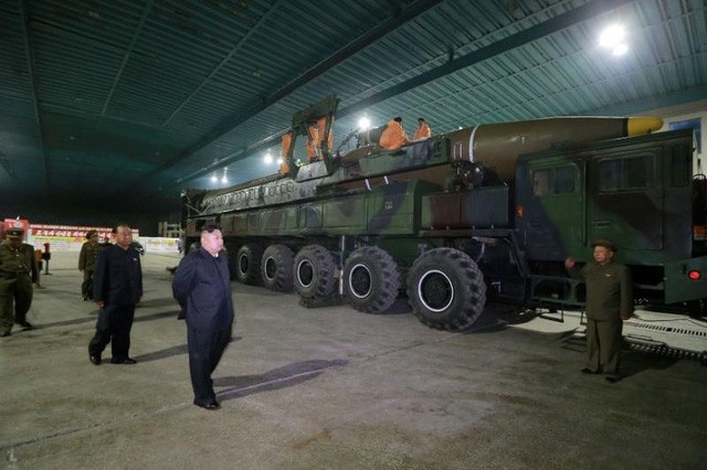 Triều Tiên thấy gì qua cuộc không kích của Mỹ tại Syria? - 3 Nhà lãnh đạo Triều Tiên Kim Jong-un thị sát cơ sở sản xuất tên lửa (Ảnh: Reuters)