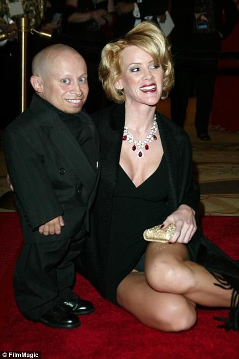 Sao phim Harry Potter qua đời ở tuổi 49 - 5
Troyer mắc bệnh di truyền gây ra bệnh lùn. Anh từng kết hôn với vợ là Genevieve Gallen (ảnh chụp năm 2002)