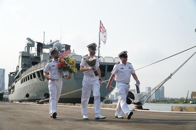 Biệt phủ hoành tráng trên đất trồng rừng và 32ha đất công bị bán “giá bèo” - 9
Ba tàu Hải quân Hoàng gia Australia gồm HMAS ANZAC, HMAS TOOWOOMBA, HMAS SUCCESS đã cập cảng Sài Gòn, bắt đầu chuyến thăm Việt Nam từ ngày 19-22/4. Mục tiêu của chuyến thăm này là tăng cường hợp tác lực lượng hải quân 2 nước và quan hệ đối tác chiến lược giữa Australia và Việt Nam. (Ảnh: Phạm Nguyễn)
