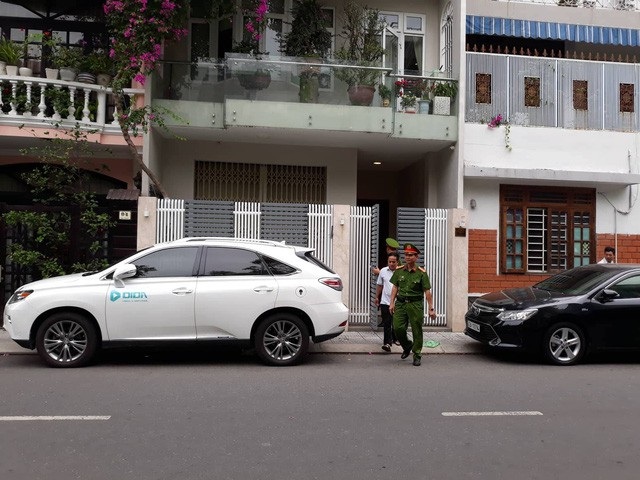 Biệt phủ hoành tráng trên đất trồng rừng và 32ha đất công bị bán “giá bèo” - 6
9h sáng 18/4, lực lượng công an, viện kiểm sát thực hiện khám xét nhà ông Trần Văn Minh và nhà ông Văn Hữu Chiến (hai ông là nguyên Chủ tịch TP Đà Nẵng). Đến khoảng 10h30, buổi khám nhà ông Chiến kết thúc. Cuộc khám nhà ông Minh kéo dài đến gần 13h. (Ảnh: Tâm An)