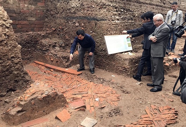 Biệt phủ hoành tráng trên đất trồng rừng và 32ha đất công bị bán “giá bèo” - 4
Dấu tích kiến trúc cùng hàng nghìn di vật quý (từ thời Đại La đến nay) nằm ở các tầng văn hóa sâu khoảng 4m dưới Điện Kính Thiên (Hoàng Thành - Thăng Long) vừa được công bố sáng 17/4. (Ảnh: Quang Phong)