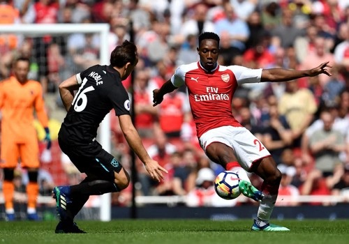 Arsenal 4-1 West Ham: Tưng bừng 10 phút cuối trận - 1
Noble (trái) đối đầu Welbeck (phải)