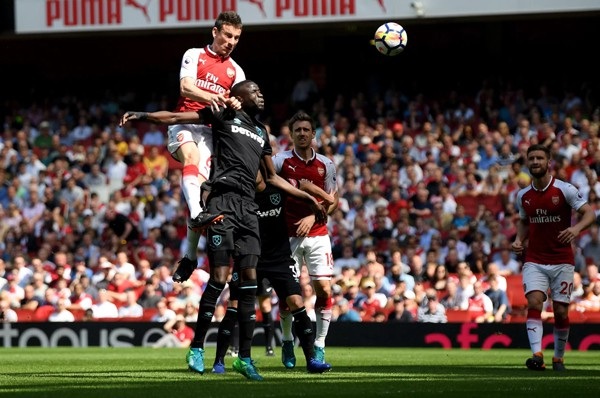 Arsenal 4-1 West Ham: Tưng bừng 10 phút cuối trận - 2
Pha lên tham gia tấn công trong tình huống đá phạt góc của Koscielny (trái)