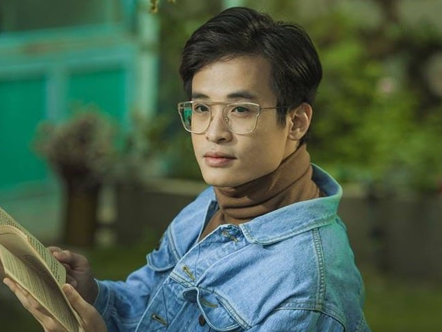 Chuyện rút hồ sơ xét NSND của Xuân Bắc và gia thế “khủng” của sao showbiz - 2 Hà Anh Tuấn lần đầu nói về tin đồn gia cảnh bề thế, giàu có. “Mọi người bảo tôi đi hát chỉ để cho vui và không quan tâm tới chuyện tiền bạc bởi vì gia đình tôi giàu có “nhà mặt phố, bố làm to” nhưng không phải vậy. Như thế nào là giàu nhỉ? Tôi ham tiền lắm, và khi đã có tiền rồi thì họ sẽ nghĩ tới một số tiền lớn hơn nữa”, nam ca sĩ Hà Anh Tuấn lần đầu tiên chia sẻ.