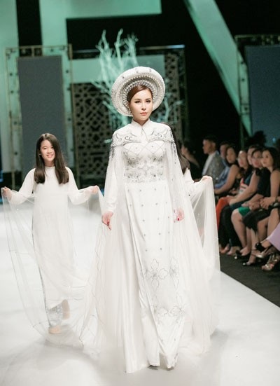 Hoa hậu Hoàng Dung gây ấn tượng trên sàn catwalk - 4 Hoa hậu Hoàng Dung gây ấn tượng trên sàn catwalk - 4