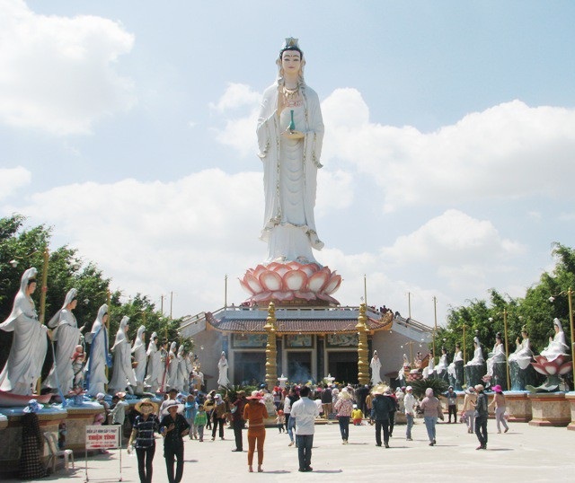 Bài 2: Bạc Liêu nên có khu phố đi bộ - 9 Chùa Hưng Thiện ở huyện Vĩnh Lợi là 3 điểm tâm linh nổi tiếng của tỉnh Bạc Liêu hiện nay.